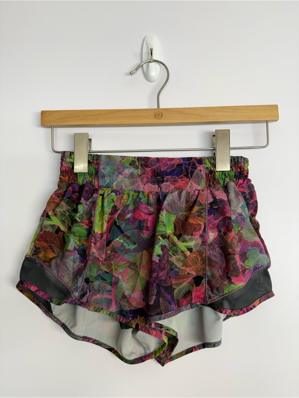 28: Lululemon Hotty Hot Low-Rise Lined Short 2.5" Vivid Floral Tone Multi Size 4